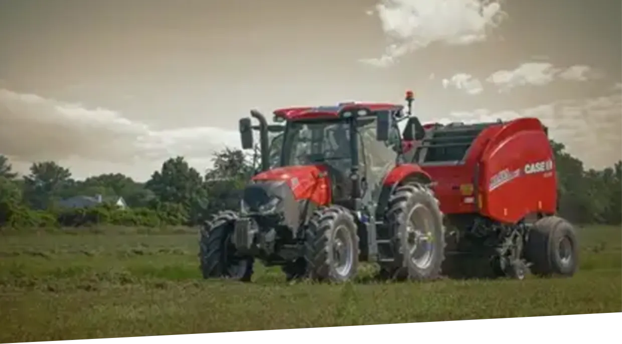 Tractor rojo en el campo.