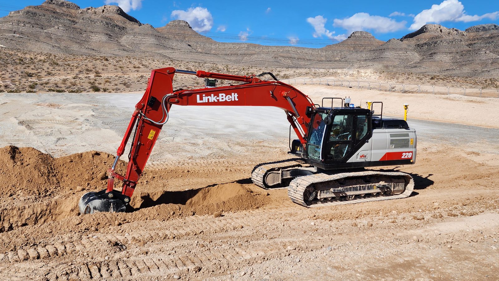 Link-Belt-220-X4S-Excavator-02-1600×900
